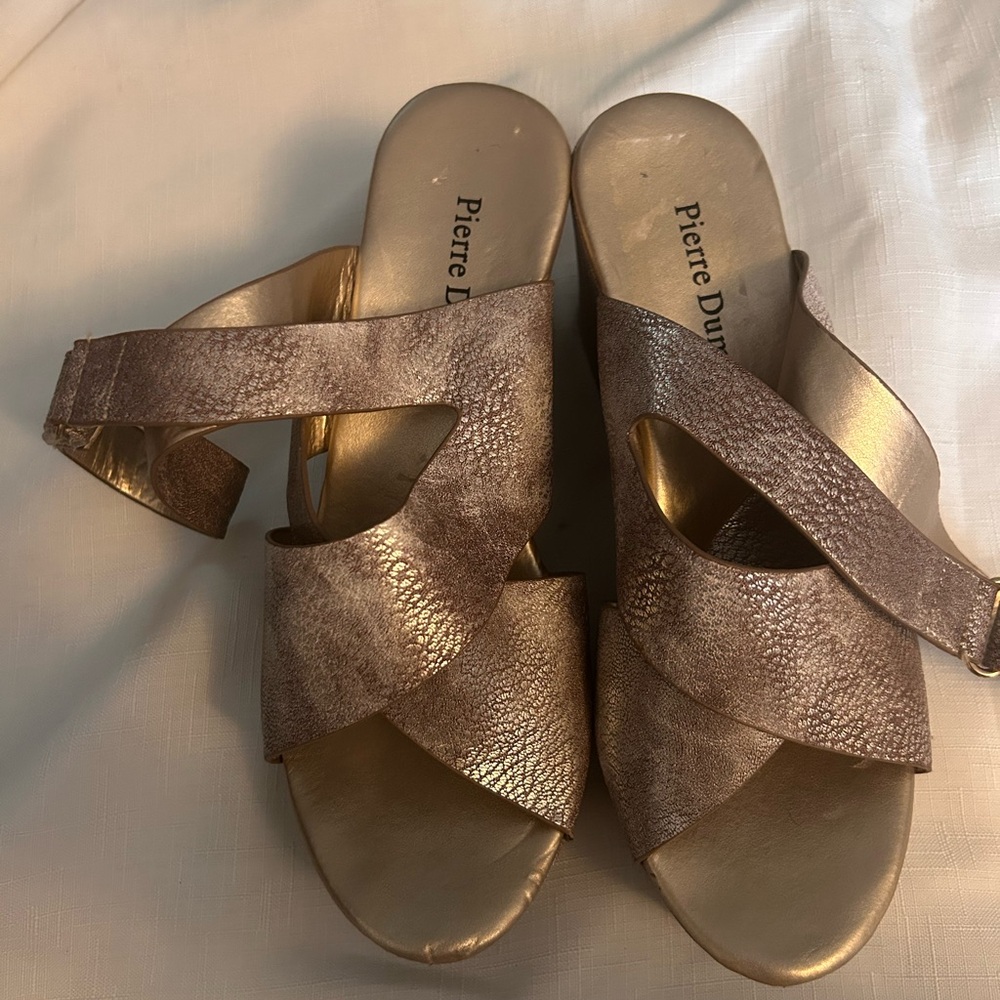 Pierre Dumas Women's Metallic Gold Sandals